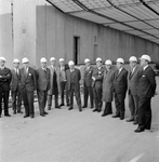169109 Groepsportret van de leden van de directie van de N.S. tijdens een bezoek aan de in aanbouw zijnde IJ-tunnel te ...